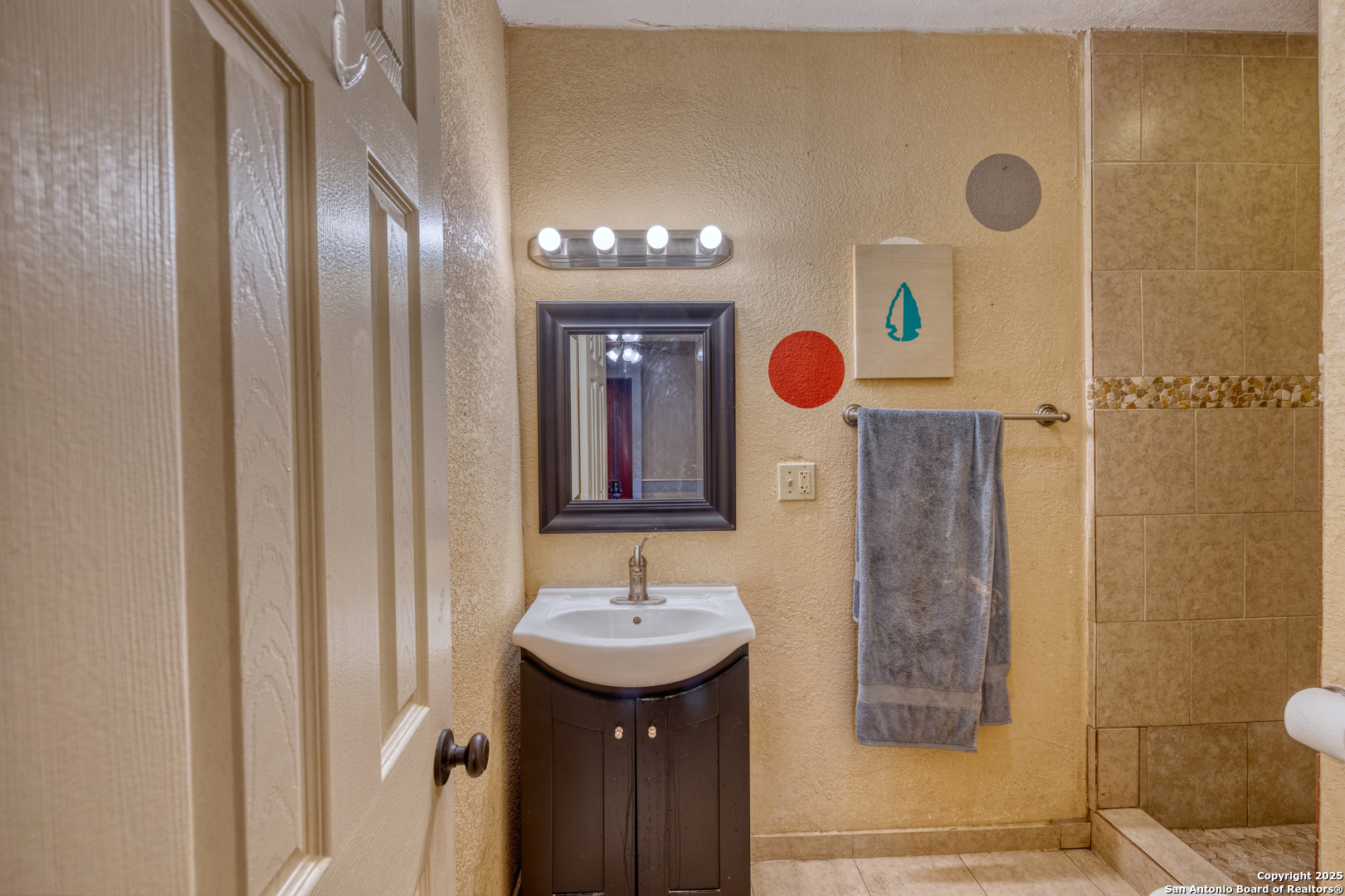 155 Avenida Juarez Road Brackettville, TX 78832 - Photo 20 of 37 a bathroom with a sink a mirror a toilet and shower