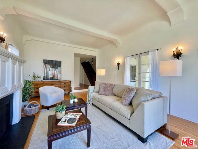 $2,020,000 | 160 South Poinsettia Place, Los Angeles, CA 90036