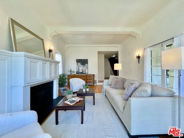 $2,020,000 | 160 South Poinsettia Place, Los Angeles, CA 90036