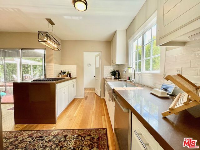 $2,020,000 | 160 South Poinsettia Place, Los Angeles, CA 90036