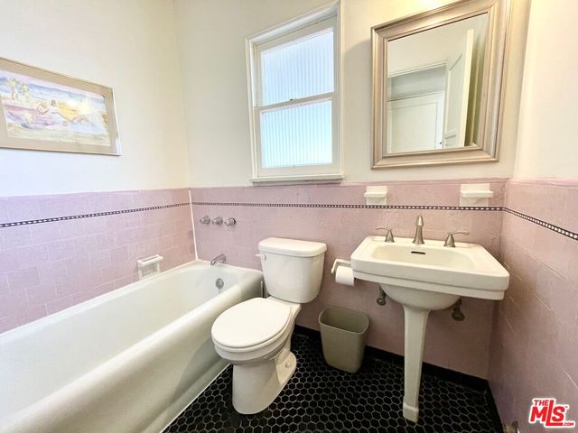 $2,020,000 | 160 South Poinsettia Place, Los Angeles, CA 90036