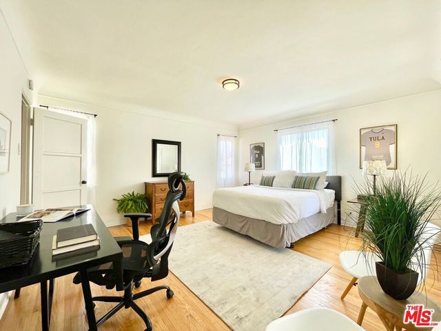 $2,020,000 | 160 South Poinsettia Place, Los Angeles, CA 90036