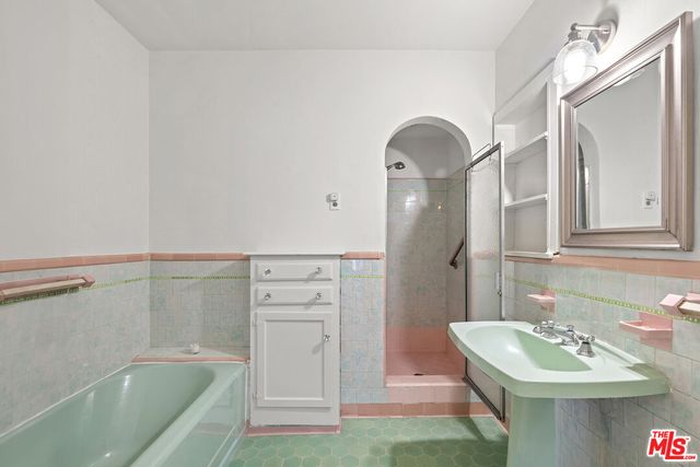 $2,020,000 | 160 South Poinsettia Place, Los Angeles, CA 90036