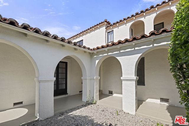 $2,020,000 | 160 South Poinsettia Place, Los Angeles, CA 90036