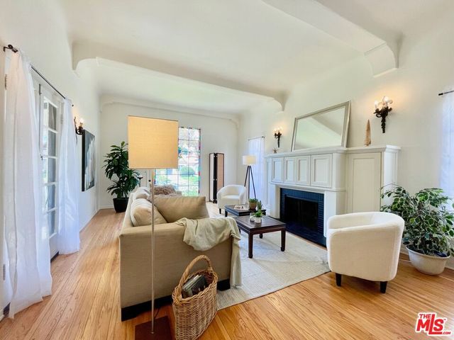 $2,020,000 | 160 South Poinsettia Place, Los Angeles, CA 90036