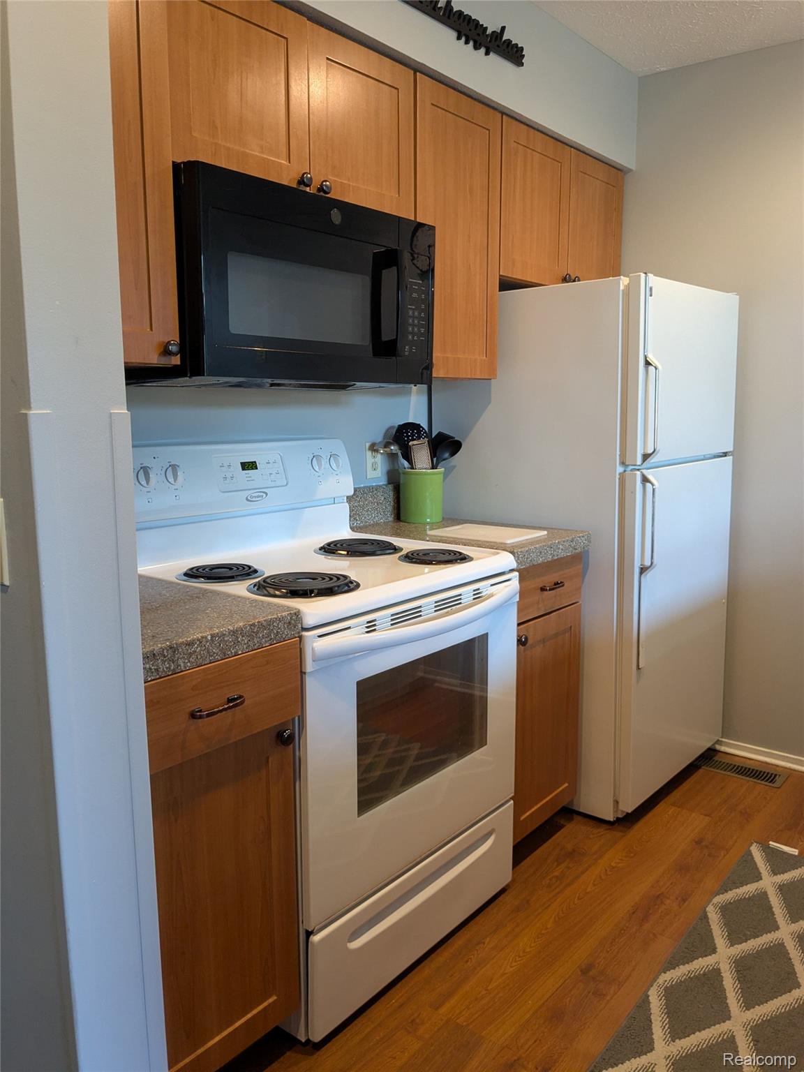 4749 South Pleasantview Road, Unit 20 Harbor Springs, MI 49740 - Photo 10 of 44 New Microwave Will Be Installed Prior to Closing