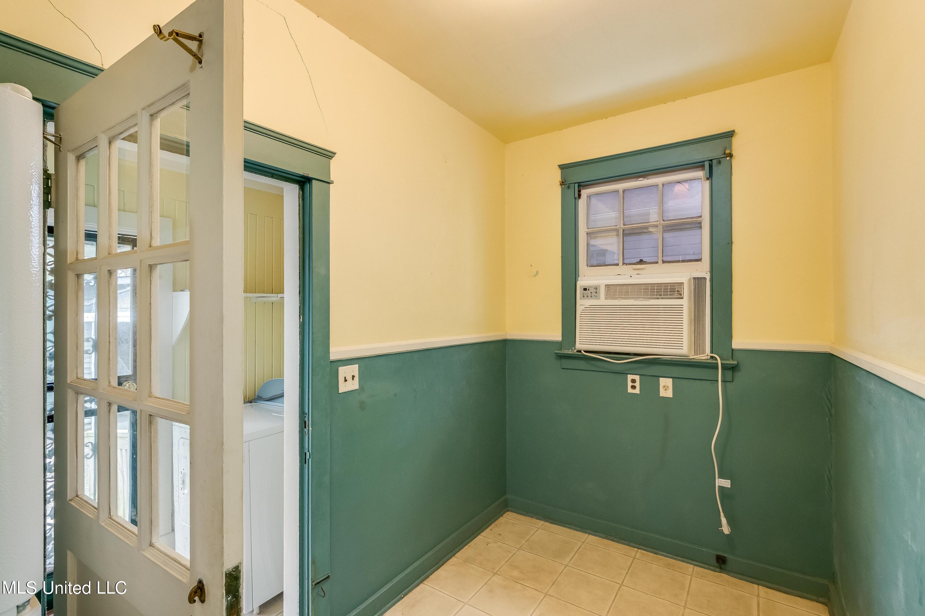 1827 Devine Street Jackson, MS 39202 - Photo 6 of 20 1827 Devine-9