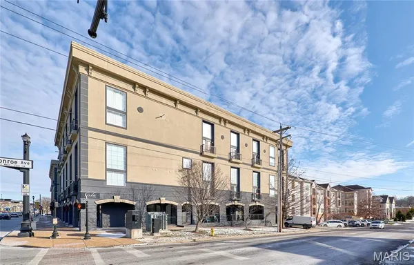 $2,500 | 200 South Kirkwood Road, Kirkwood, MO 63122