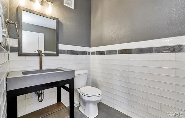 $2,500 | 200 South Kirkwood Road, Kirkwood, MO 63122