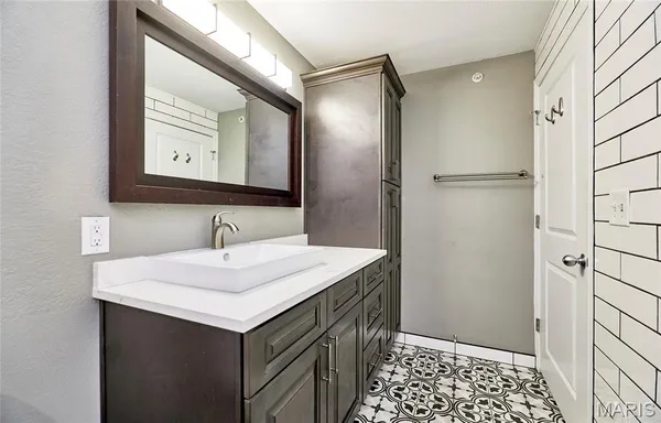 $2,500 | 200 South Kirkwood Road, Kirkwood, MO 63122