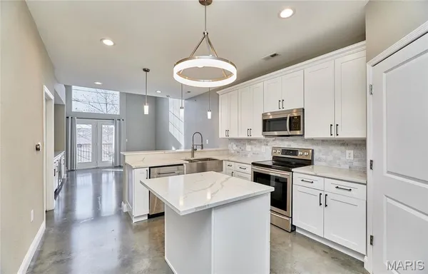 $2,500 | 200 South Kirkwood Road, Kirkwood, MO 63122