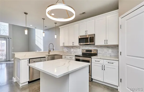 $2,500 | 200 South Kirkwood Road, Kirkwood, MO 63122