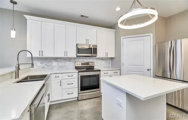 $2,500 | 200 South Kirkwood Road, Kirkwood, MO 63122