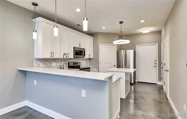 $2,500 | 200 South Kirkwood Road, Kirkwood, MO 63122