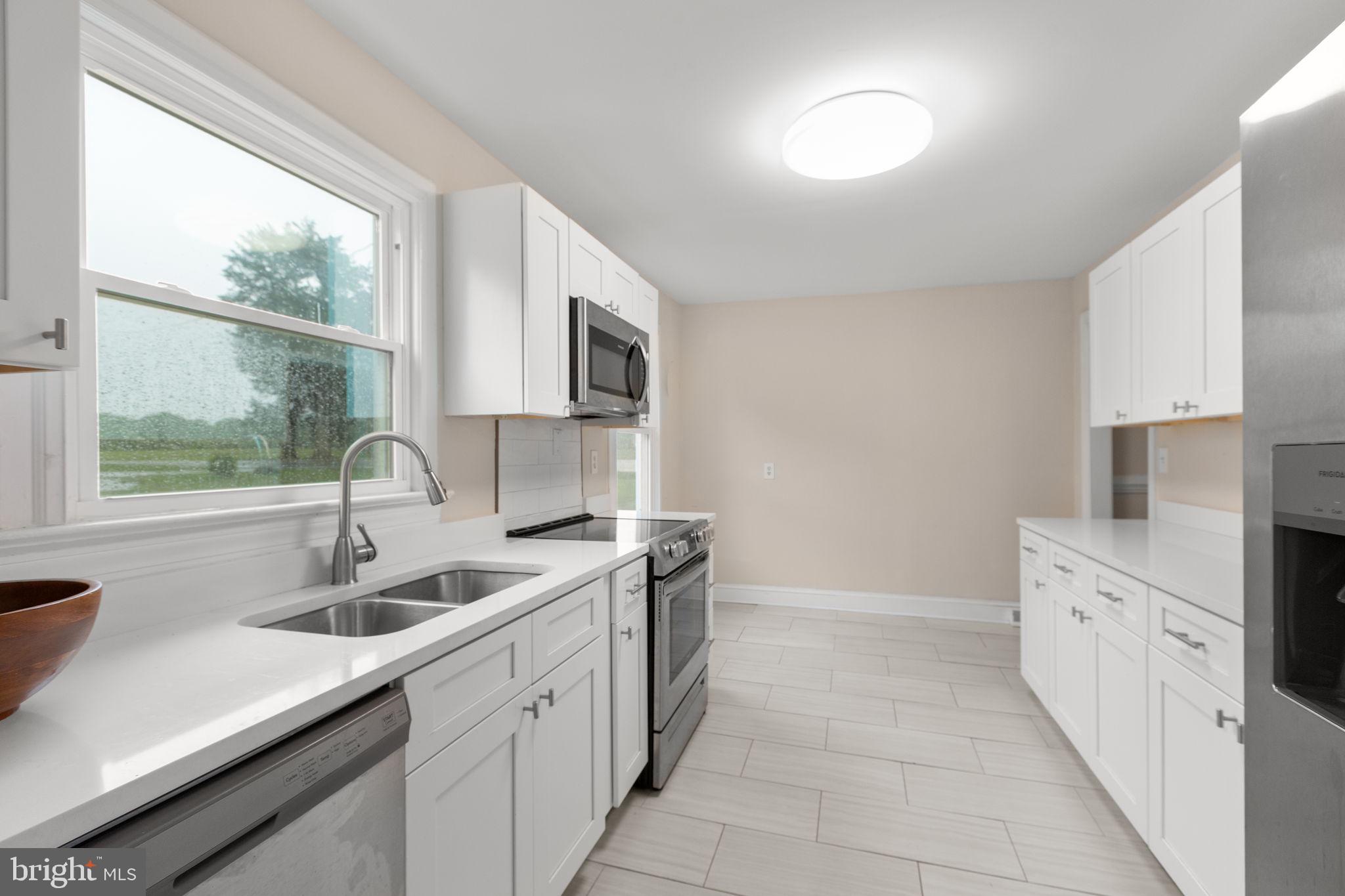 10669 Post Oak Road Spotsylvania, VA 22551 - Photo 12 of 27 Split sink and stainless steel appliances