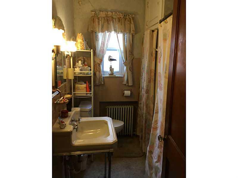 407 Elm Road Ambridge, PA 15003 - Photo 12 of 25 Full Bath. 1st Fl Unit