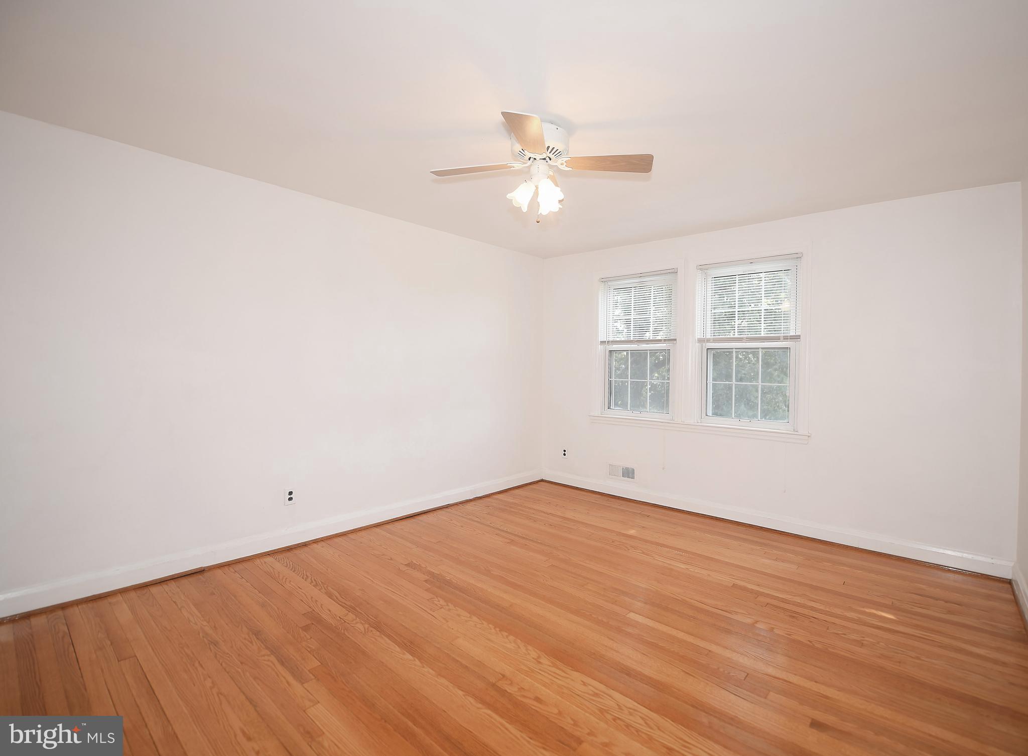 430 Stratford Road Baltimore, MD 21228 - Photo 16 of 35 Large open bright bedroom