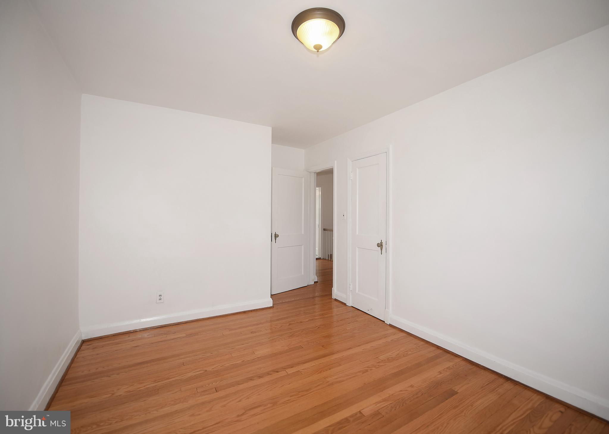 430 Stratford Road Baltimore, MD 21228 - Photo 18 of 35 Large open bright bedroom