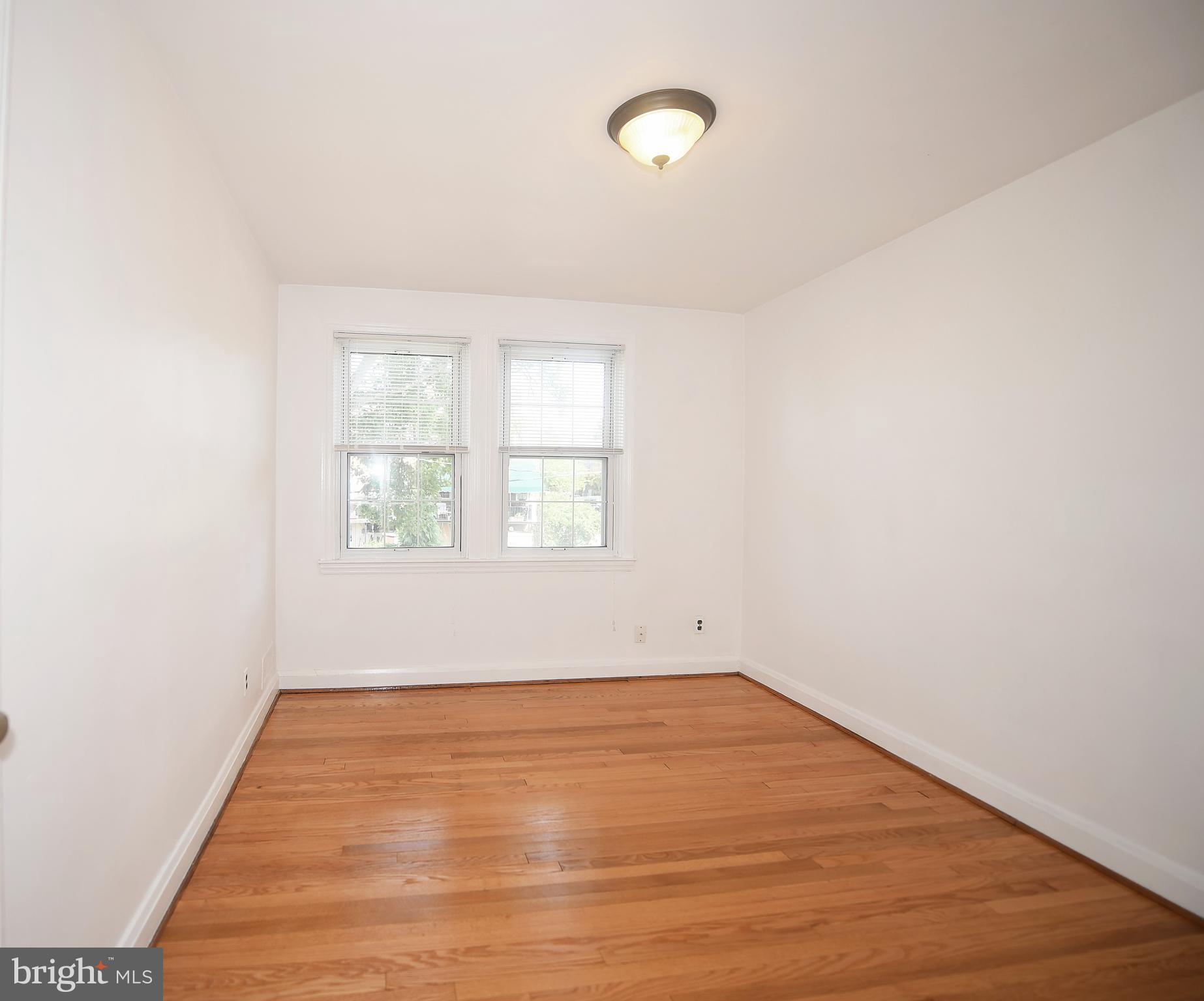 430 Stratford Road Baltimore, MD 21228 - Photo 19 of 35 Large open bright bedroom