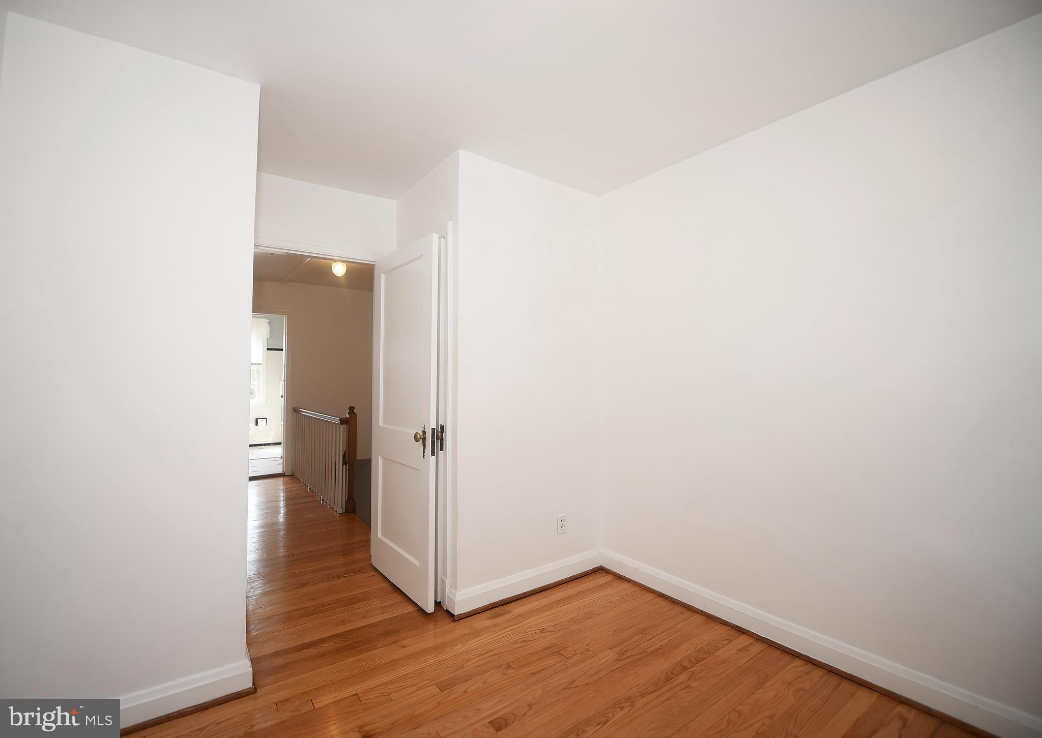 430 Stratford Road Baltimore, MD 21228 - Photo 20 of 35 Large open bright bedroom