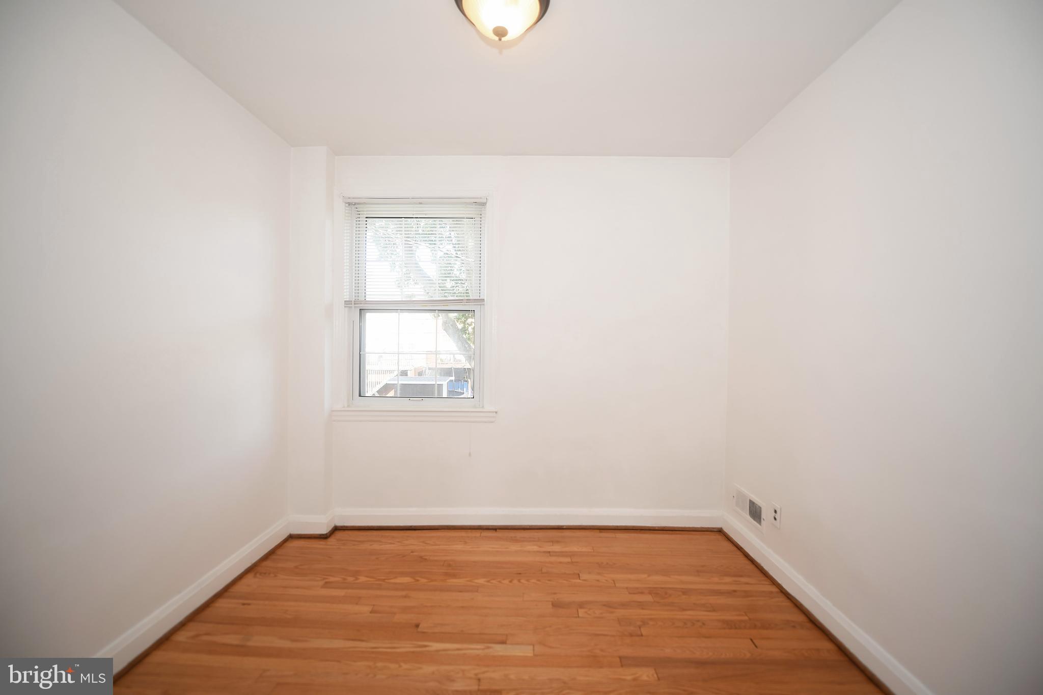 430 Stratford Road Baltimore, MD 21228 - Photo 21 of 35 Large open bright bedroom