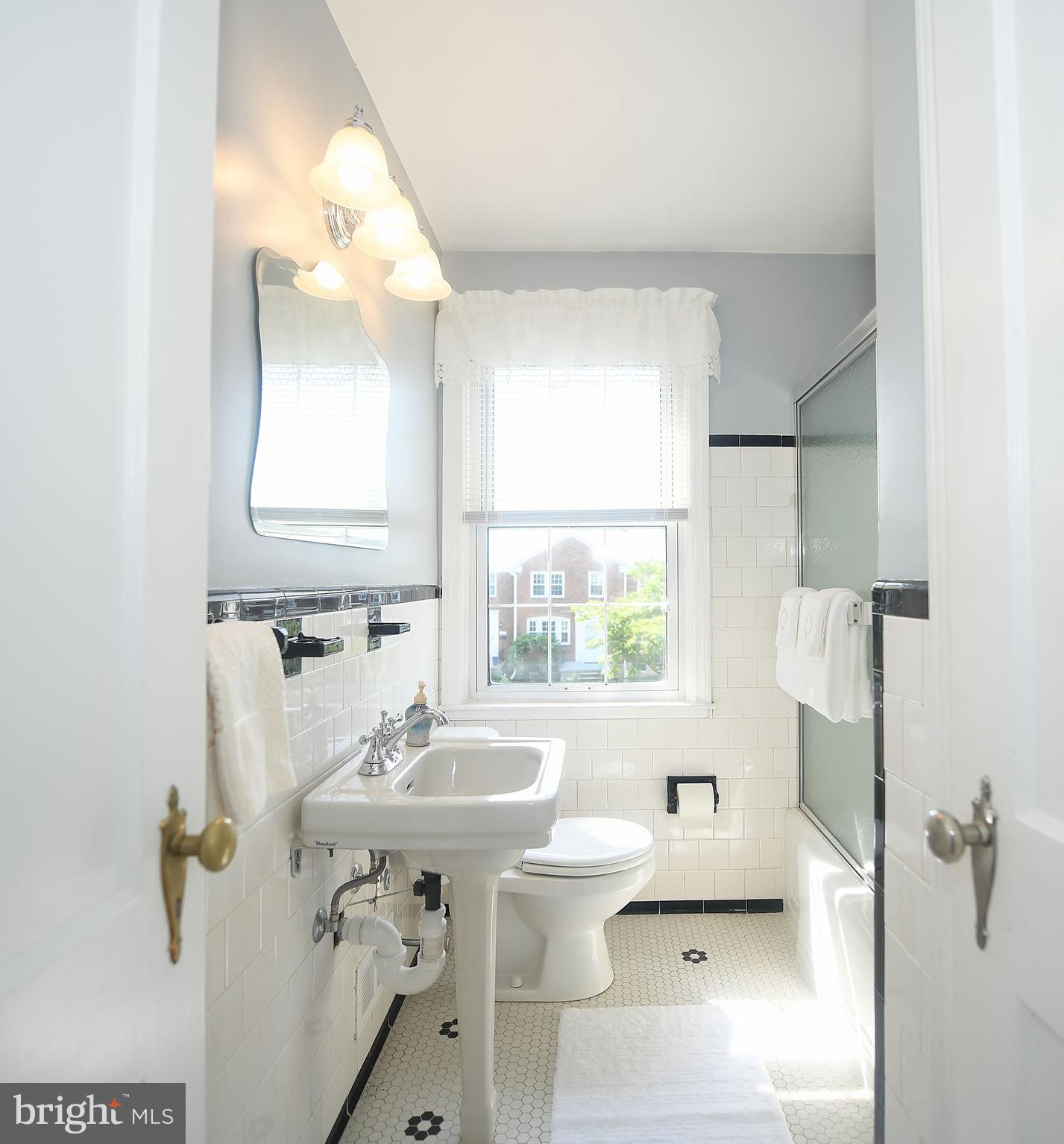 430 Stratford Road Baltimore, MD 21228 - Photo 23 of 35 Timeless classic full bath