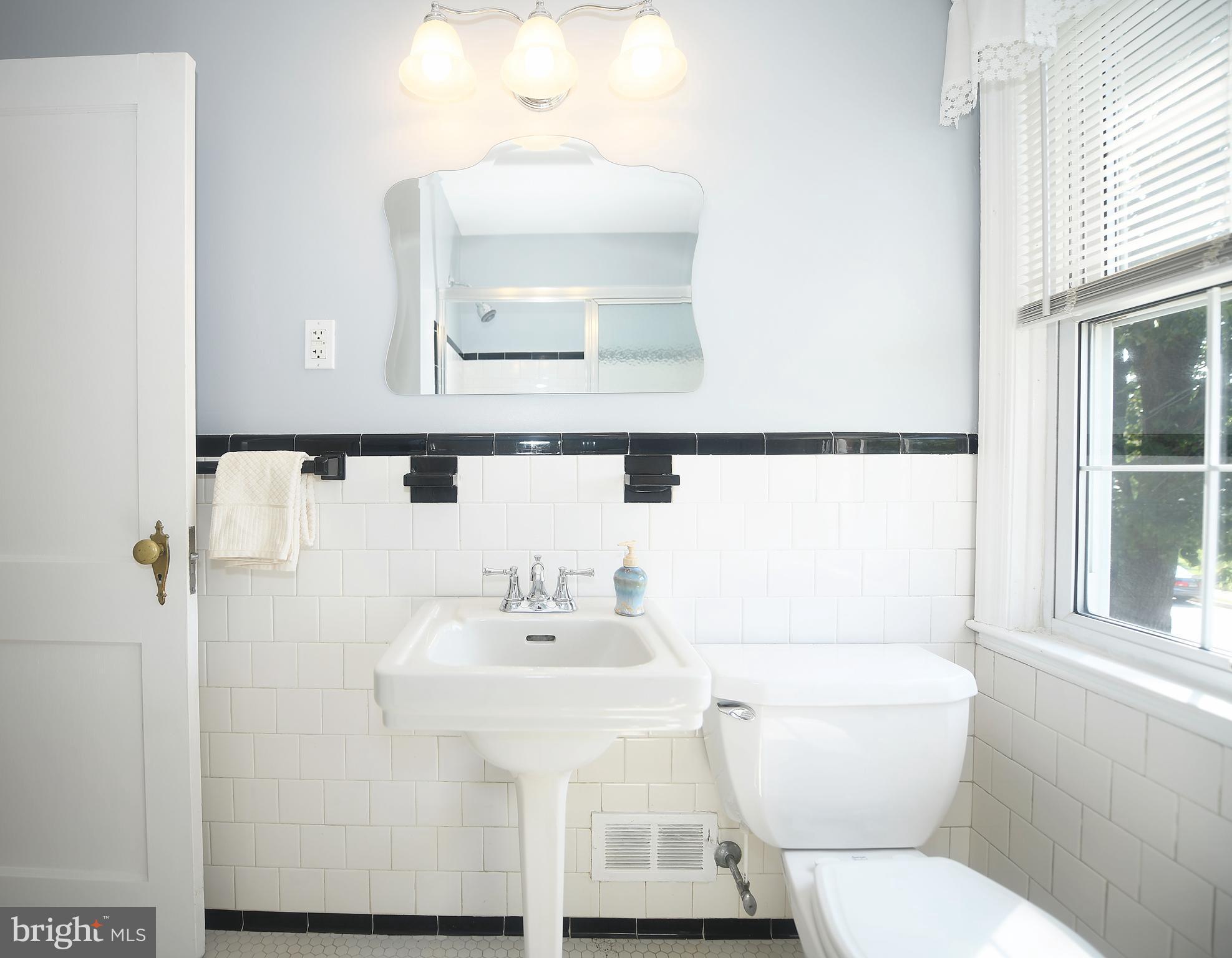 430 Stratford Road Baltimore, MD 21228 - Photo 24 of 35 Timeless classic full bath