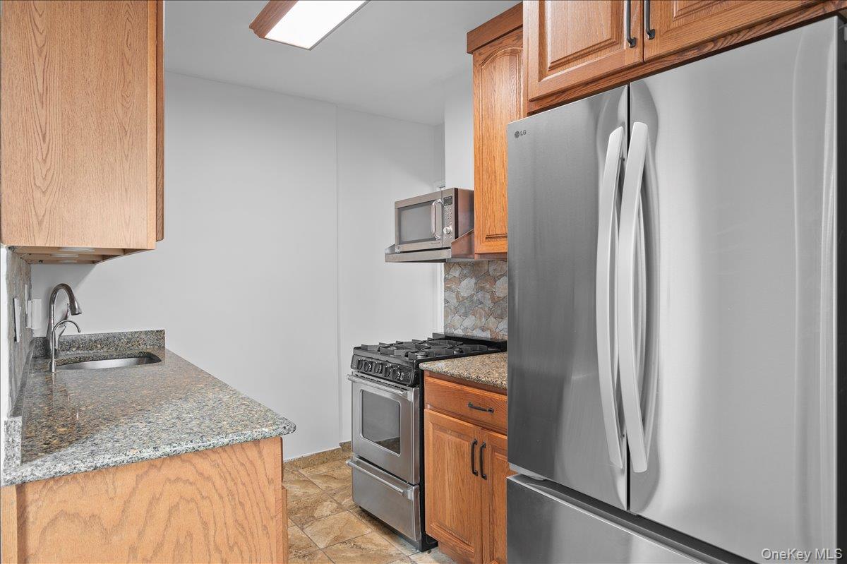 230 Garth Road, Unit 7D1 Scarsdale, NY 10583 - Photo 15 of 31 stainless steel appliances