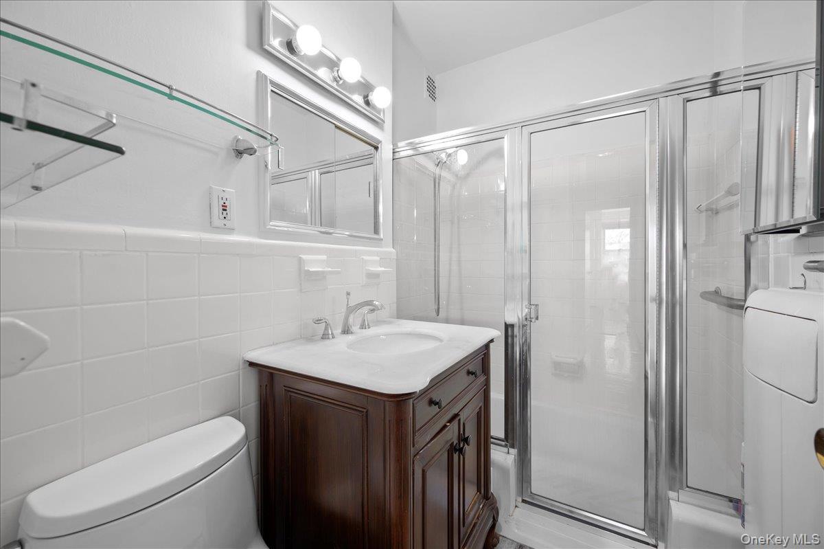230 Garth Road, Unit 7D1 Scarsdale, NY 10583 - Photo 17 of 31 bathroom
