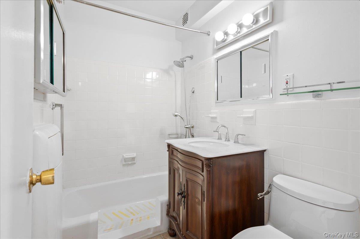 230 Garth Road, Unit 7D1 Scarsdale, NY 10583 - Photo 18 of 31 master en suite primary bath
