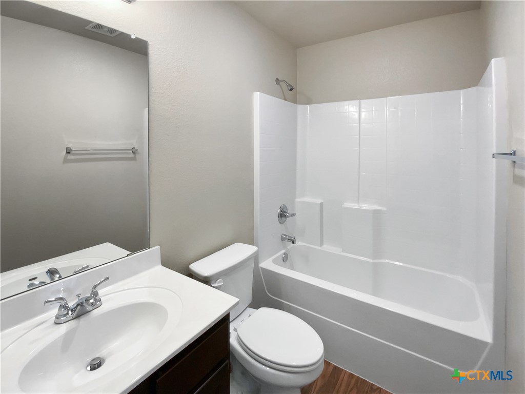 2501 Stoneham Temple, TX 76504 - Photo 18 of 19 a bathroom with a sink a toilet and a bathtub