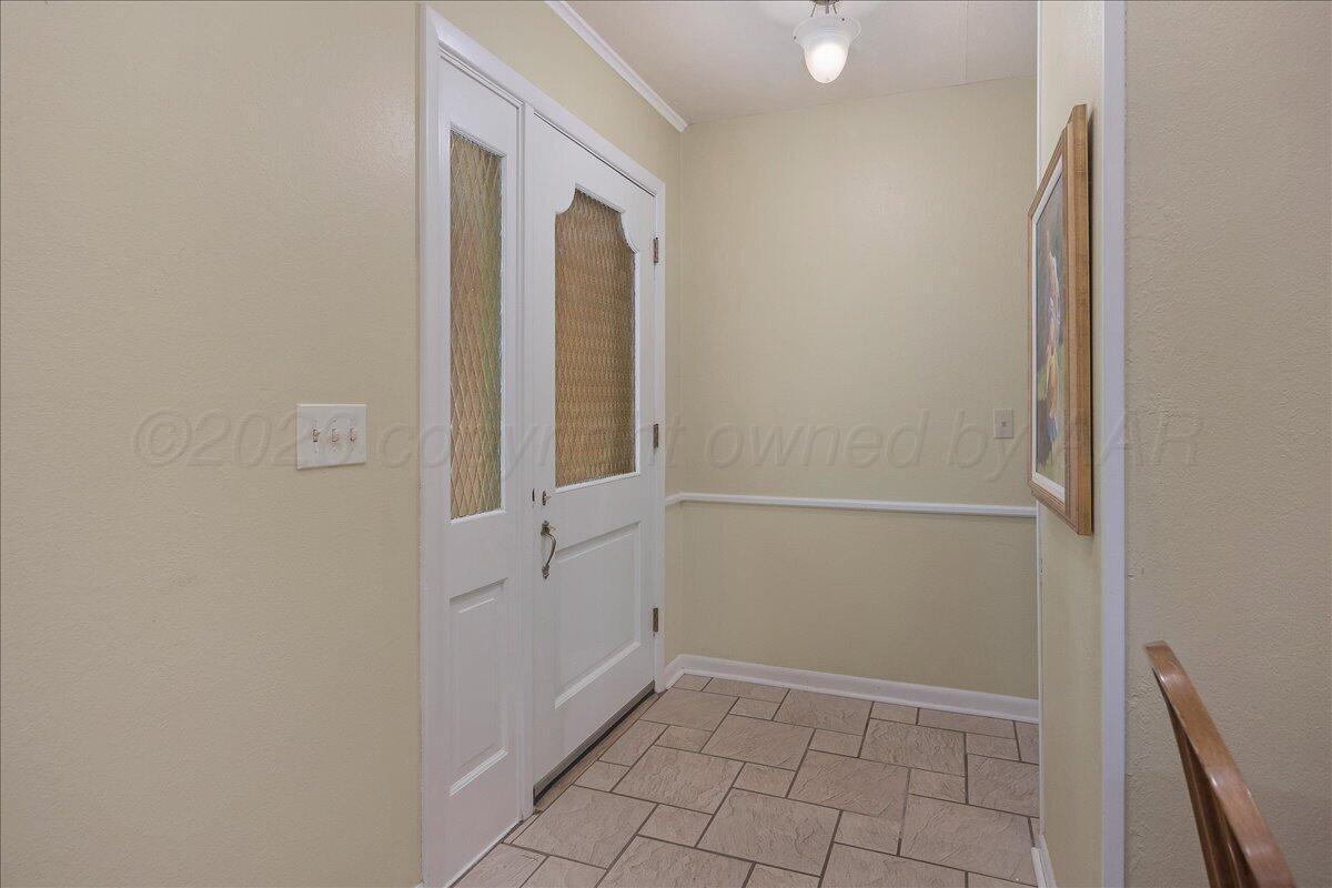 6215 Elmhurst Road Amarillo, TX 79106 - Photo 4 of 33 04-Foyer