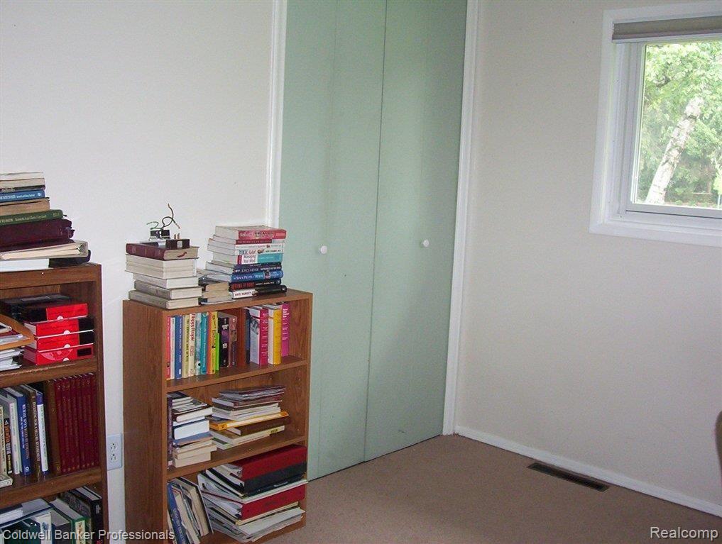 1961 Walton Blvd. Rochester, MI 48309 - Photo 19 of 24 100_2446.JPG