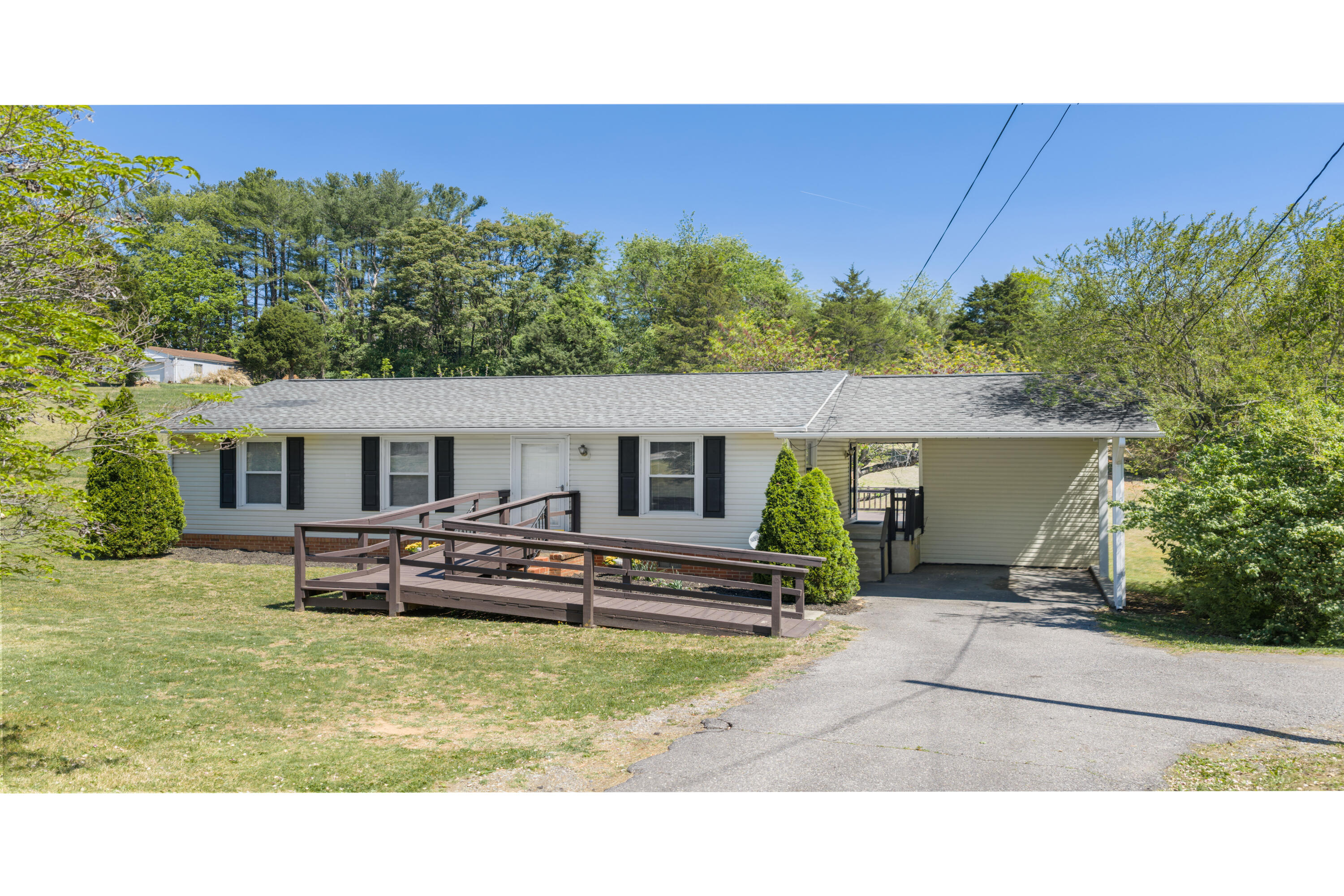 3268 Read Mountain Road Roanoke, VA 24019 - Photo 2 of 21 Front