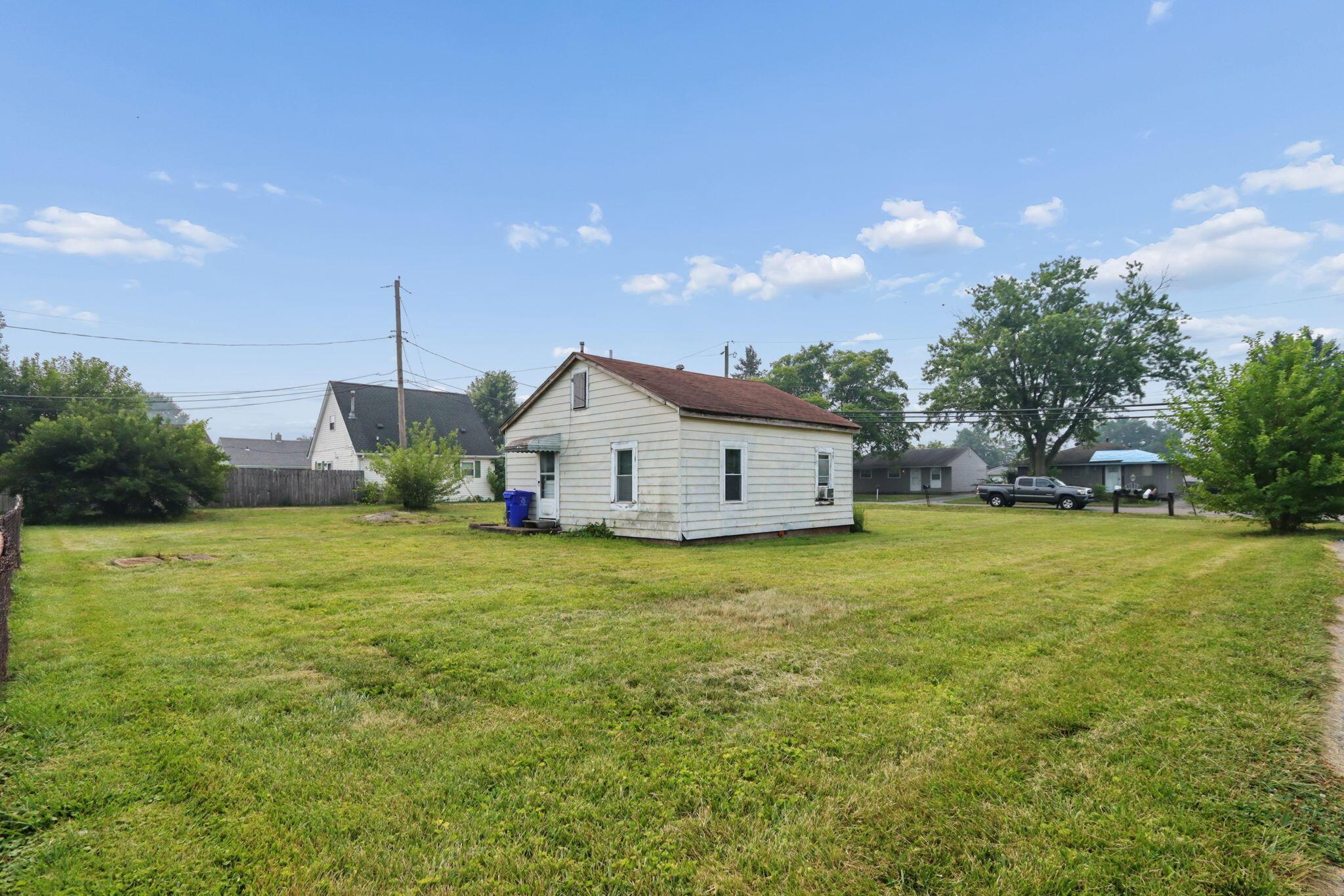 1128 Hilock Road Columbus, OH 43207 - Photo 26 of 29 Wide view showcasing the oversized lot and open green space.