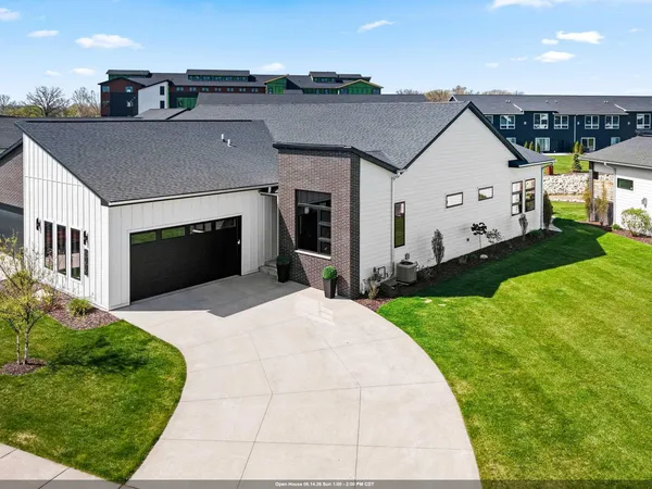 $699,900 | 366 Aldon Cir Green, Green Bay, WI 54304