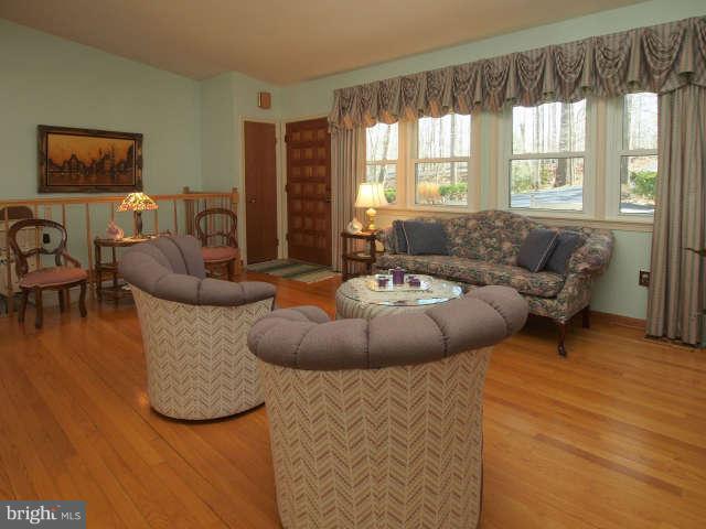 6396 Yates Ford Road Manassas, VA 20111 - Photo 7 of 27 Living Room