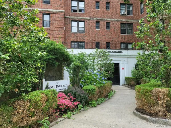 $2,400 | 1 Broad Parkway, Unit 2P, White Plains, NY 10601