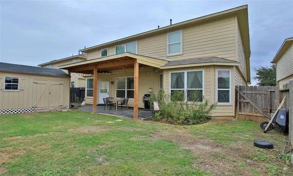 a view of a house with backyard