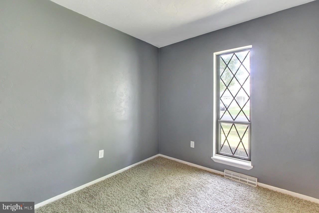 320 Norhurst Road York, PA 17402 - Photo 3 of 22 Gallery Image 3