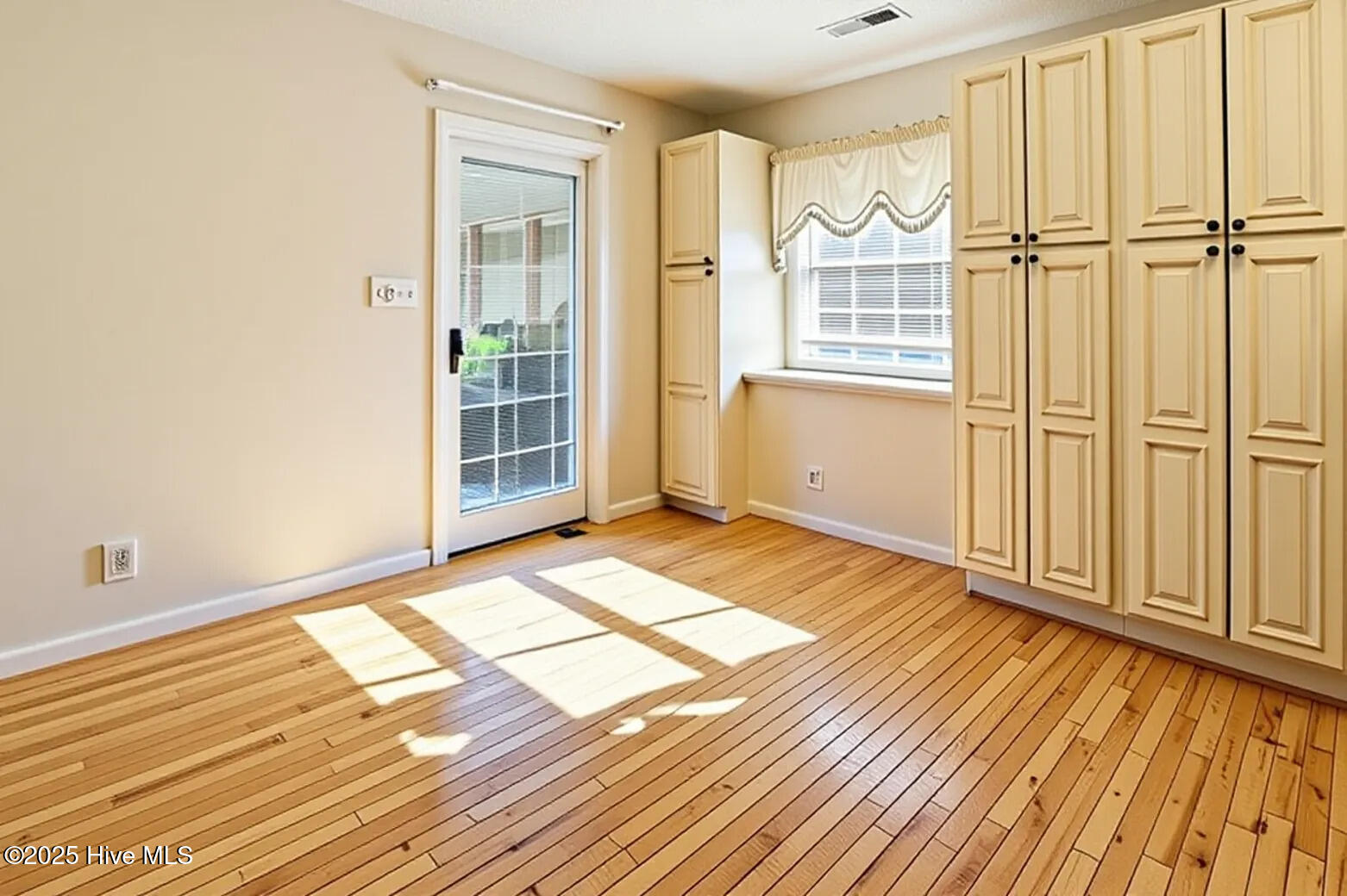 202 West Bedford Road Wilmington, NC 28411 - Photo 6 of 16 Bedford Dining empty