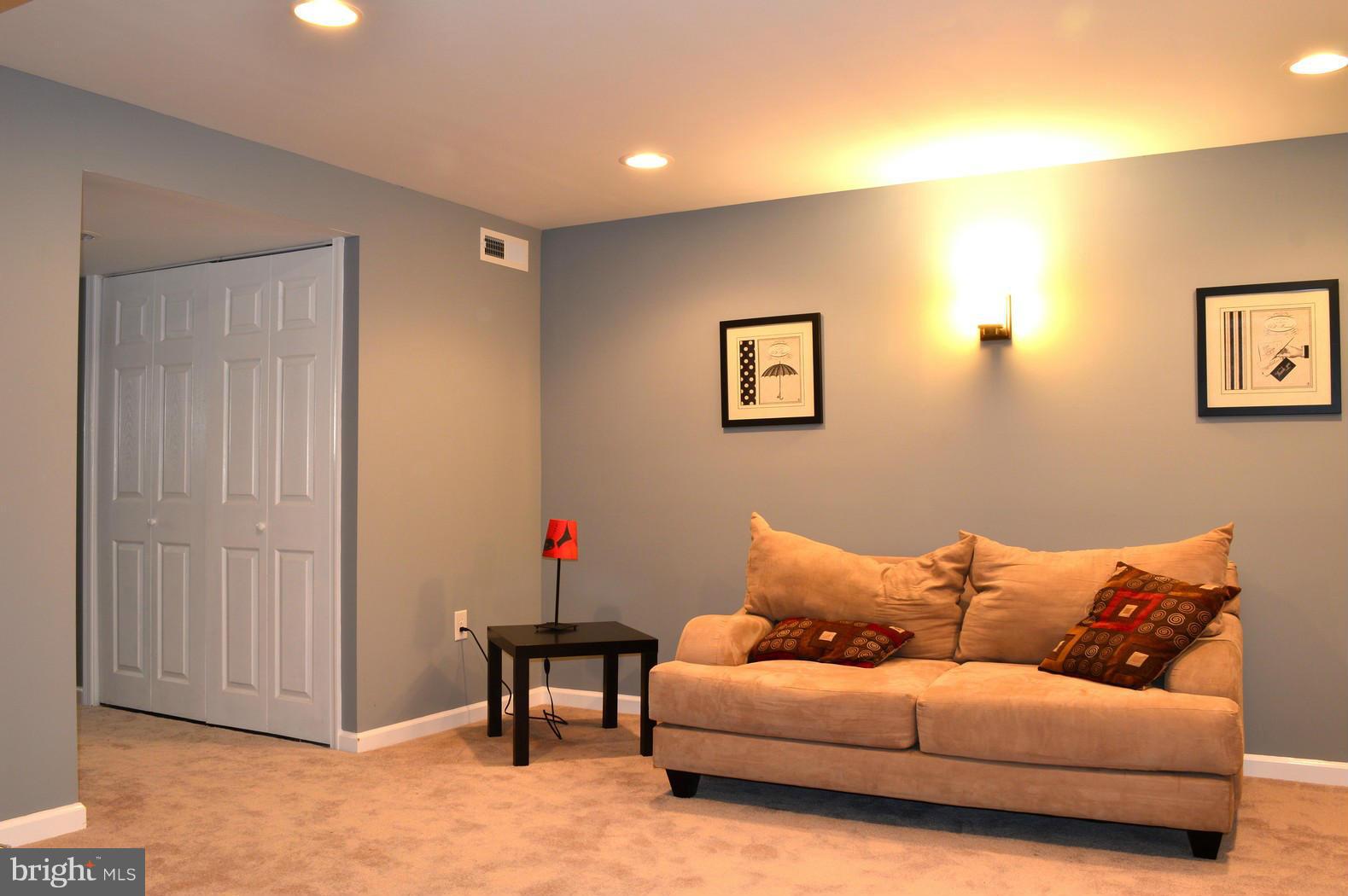 5019 West Hills Road Baltimore, MD 21229 - Photo 16 of 30 a living room with furniture