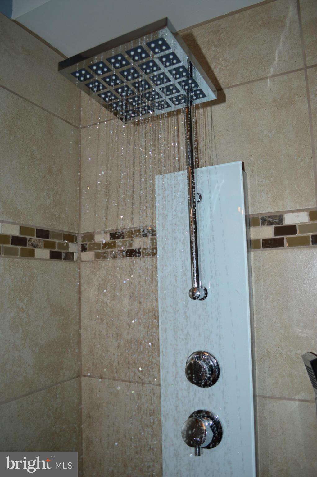 5019 West Hills Road Baltimore, MD 21229 - Photo 21 of 30 a bathroom with a shower