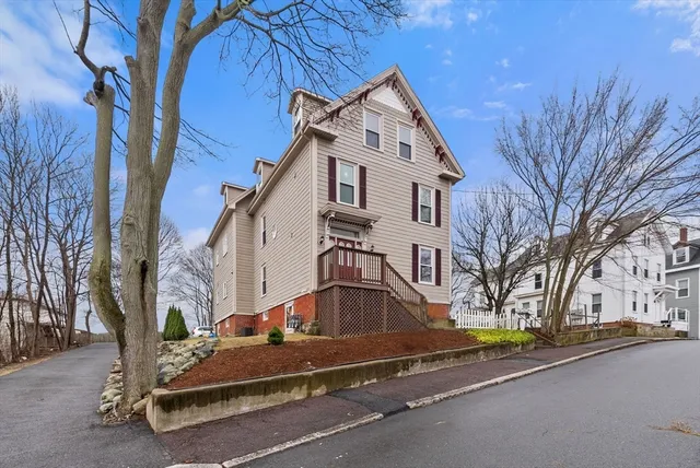 a view of a house with a yard