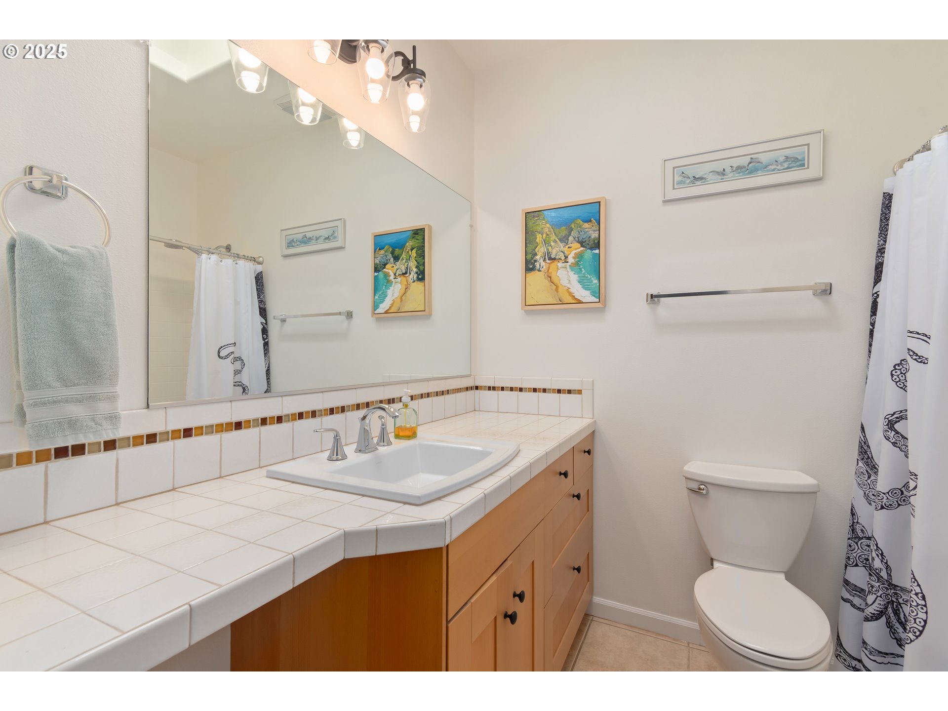 78691 Sears Road Cottage Grove, OR 97424 - Photo 27 of 48 a bathroom with a toilet a sink and mirror