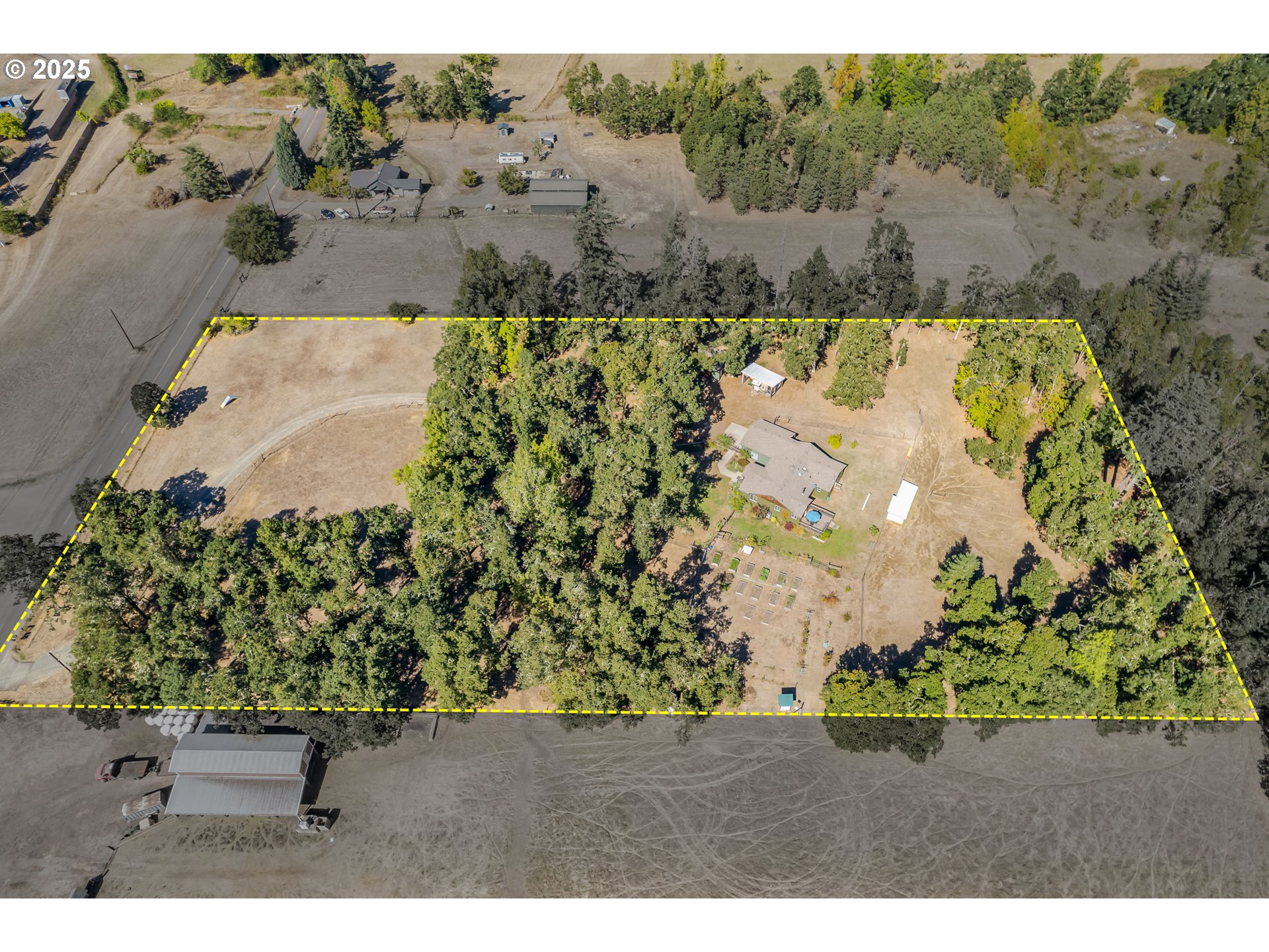 78691 Sears Road Cottage Grove, OR 97424 - Photo 46 of 48 a view of a yard with a mountain