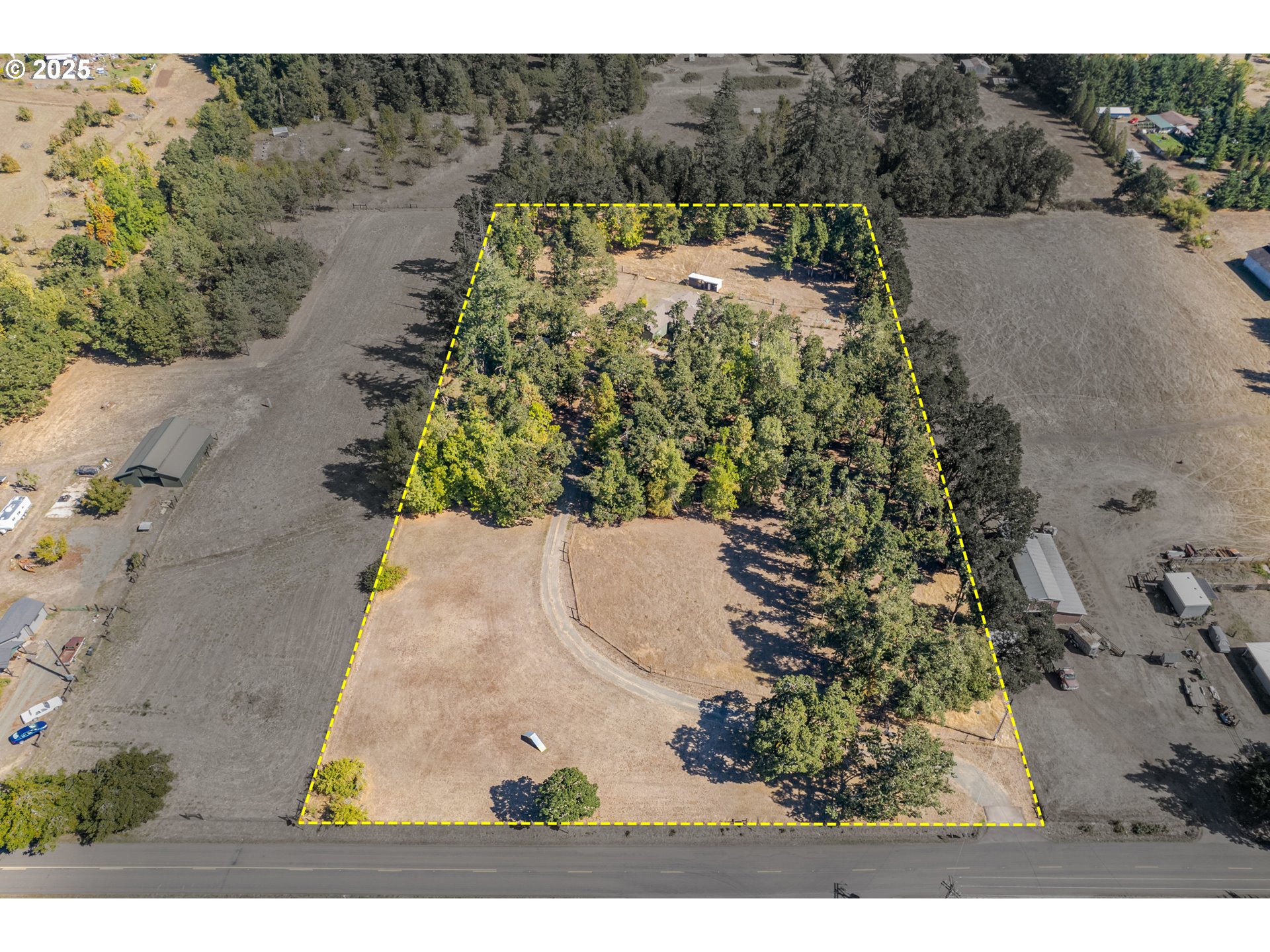 78691 Sears Road Cottage Grove, OR 97424 - Photo 47 of 48 a view of a yard with mountain