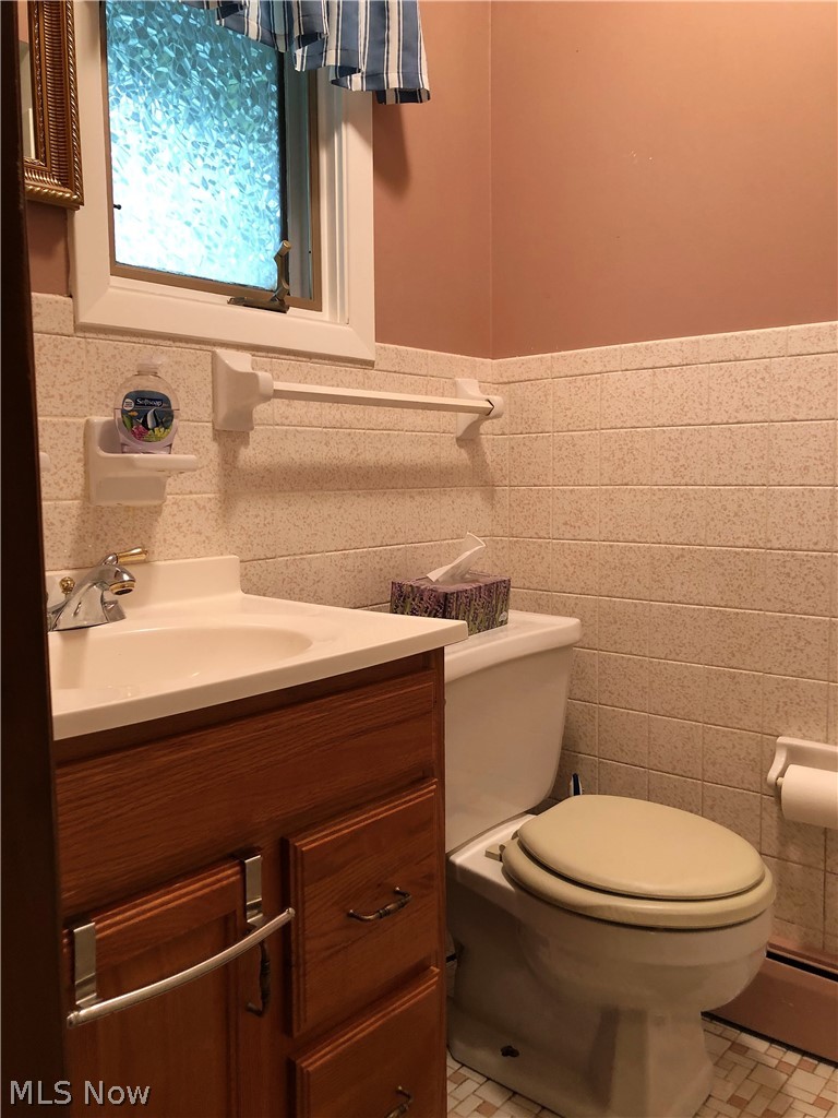 1587 Meadowlane Road Independence, OH 44131 - Photo 19 of 26 Full Bath w/Shower on Opposite side of Home
