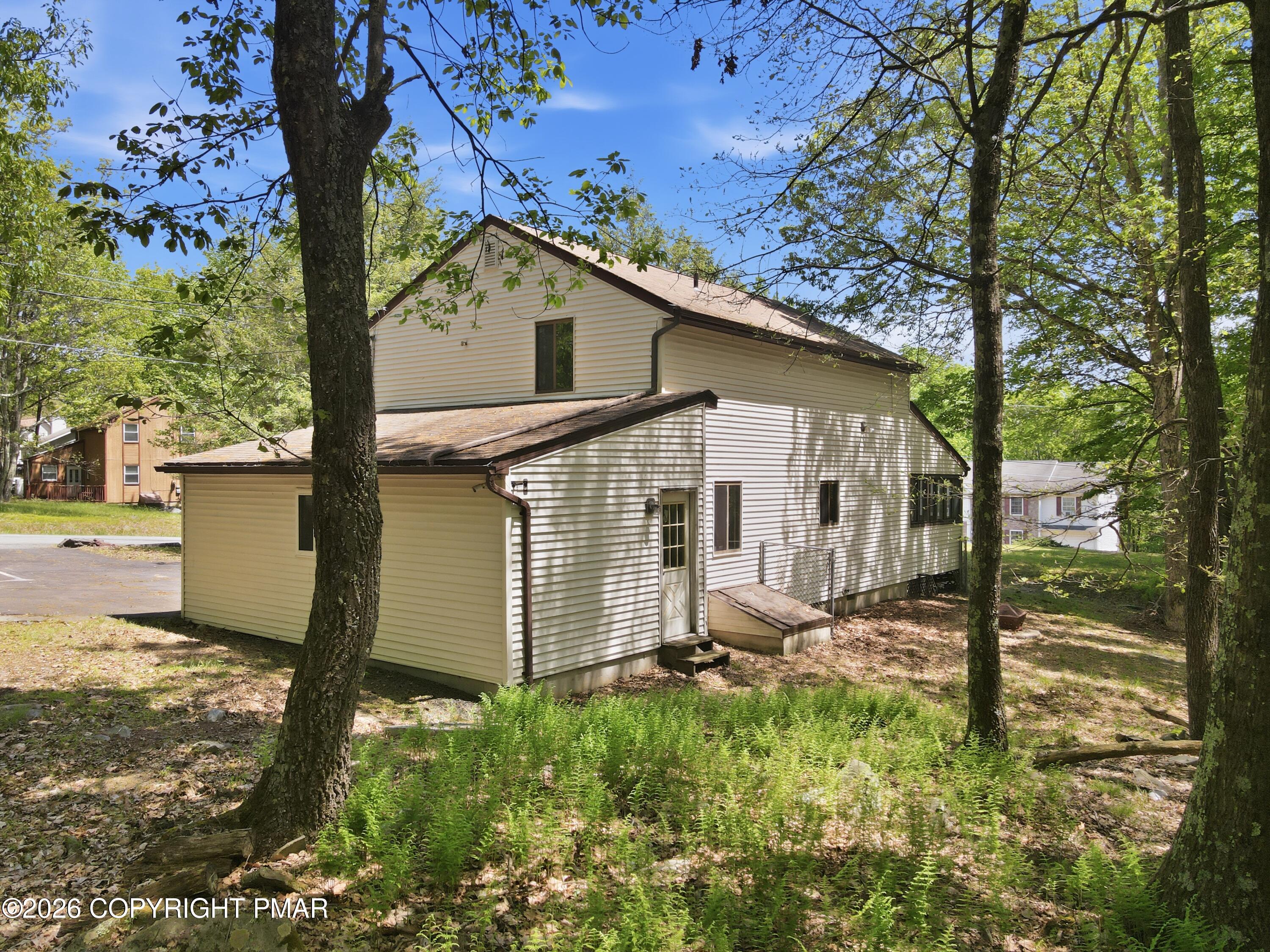 107 Morris Place Bushkill, PA 18324 - Photo 43 of 52 Rear View