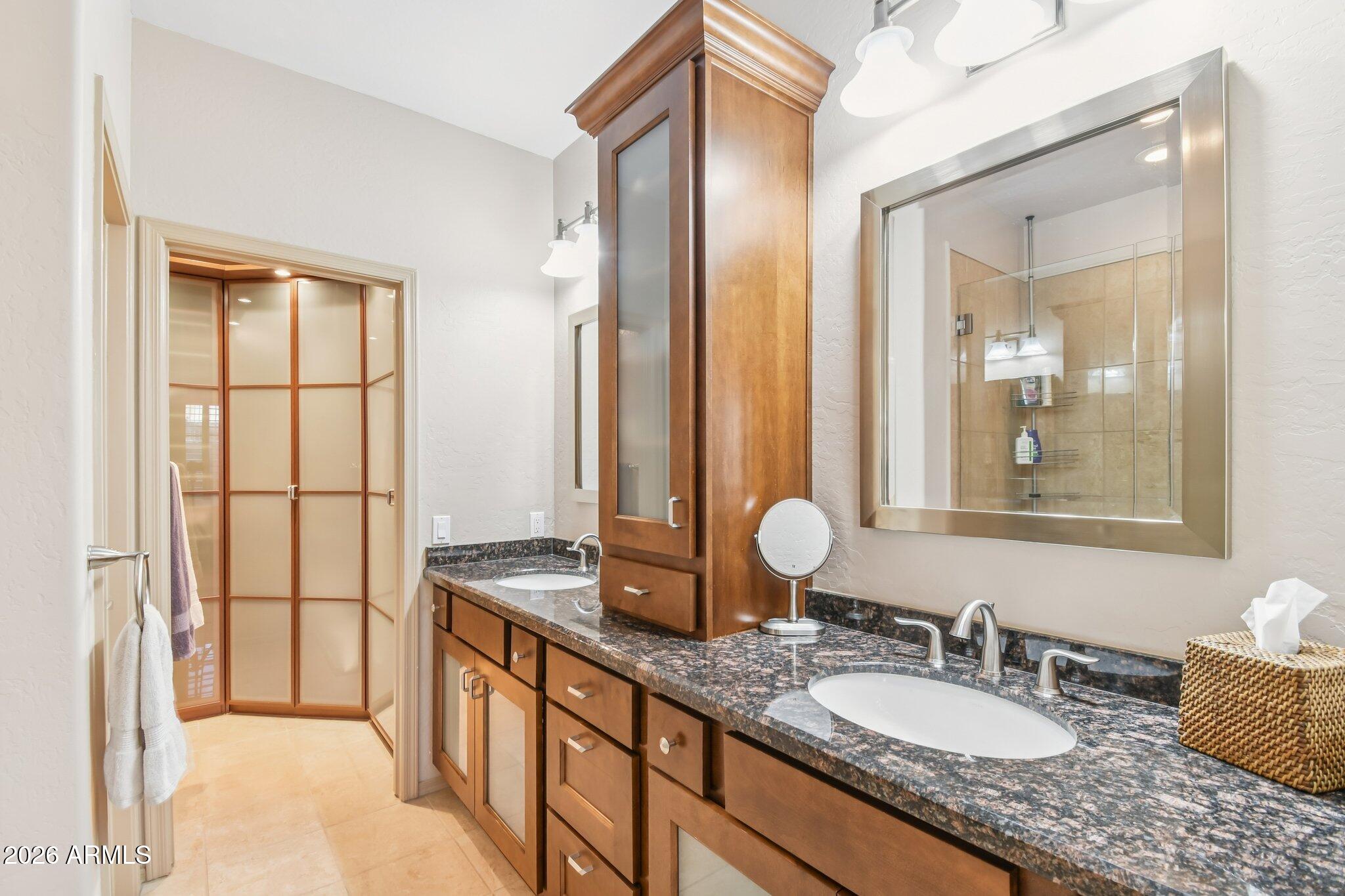 1024 East Frye Road, Unit 1039 Phoenix, AZ 85048 - Photo 14 of 32 a bathroom with double vanity sinks and a mirror